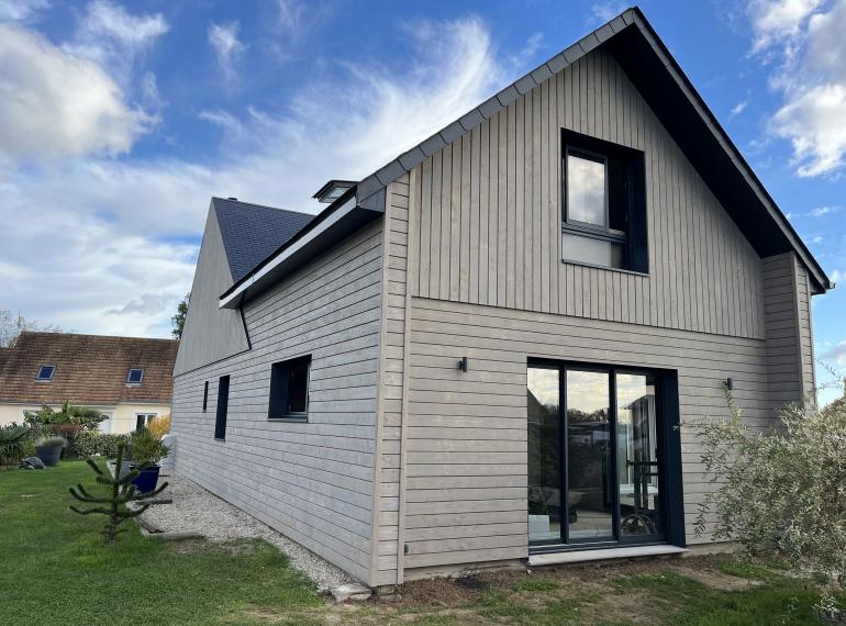 Extension en bois et habillage d’une maison sur la Côte Fleurie