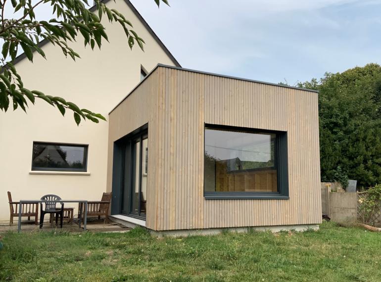 Réalisation d'une extension en bois de 20 m² à Mathieu : un salon plus spacieux en cours de création